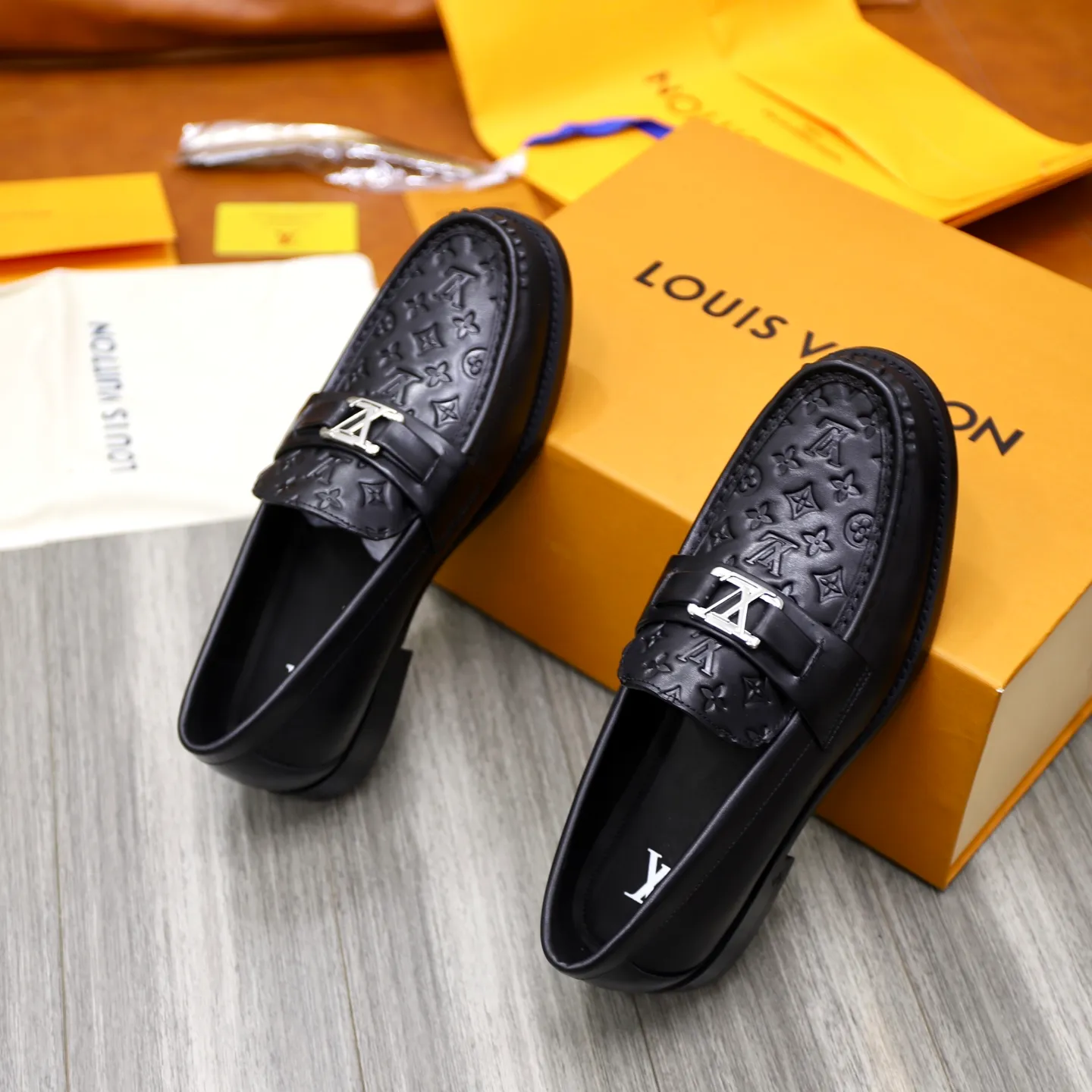 Men's Men's Shoes💰💰920LV Louis Vuitton Slip-on Loafers, top quality products from Guangzhou, ready for sale! This LV Glove loafer is made of selected soft cowhide, with a slightly wrinkled leather surface and a very high-end texture. Each pair is unique. The leather surface is light and soft, with a fine texture and good luster. It is a classic loafer style, with exquisite handmade mark stitching on the toe, and a square toe configuration to highlight the classic style. The horizontal band has hot-printed LV three-dimensional letters, semi-solid handcrafts and a genuine leather outsole, and a rubber patch on the heel to create wear-resistant performance and comfort. One of the must-have loafers for men! Comes with full original packaging! Code number: 38-39-40-41-42-43-44 (38, 45, 46 customized) standard leather shoe code